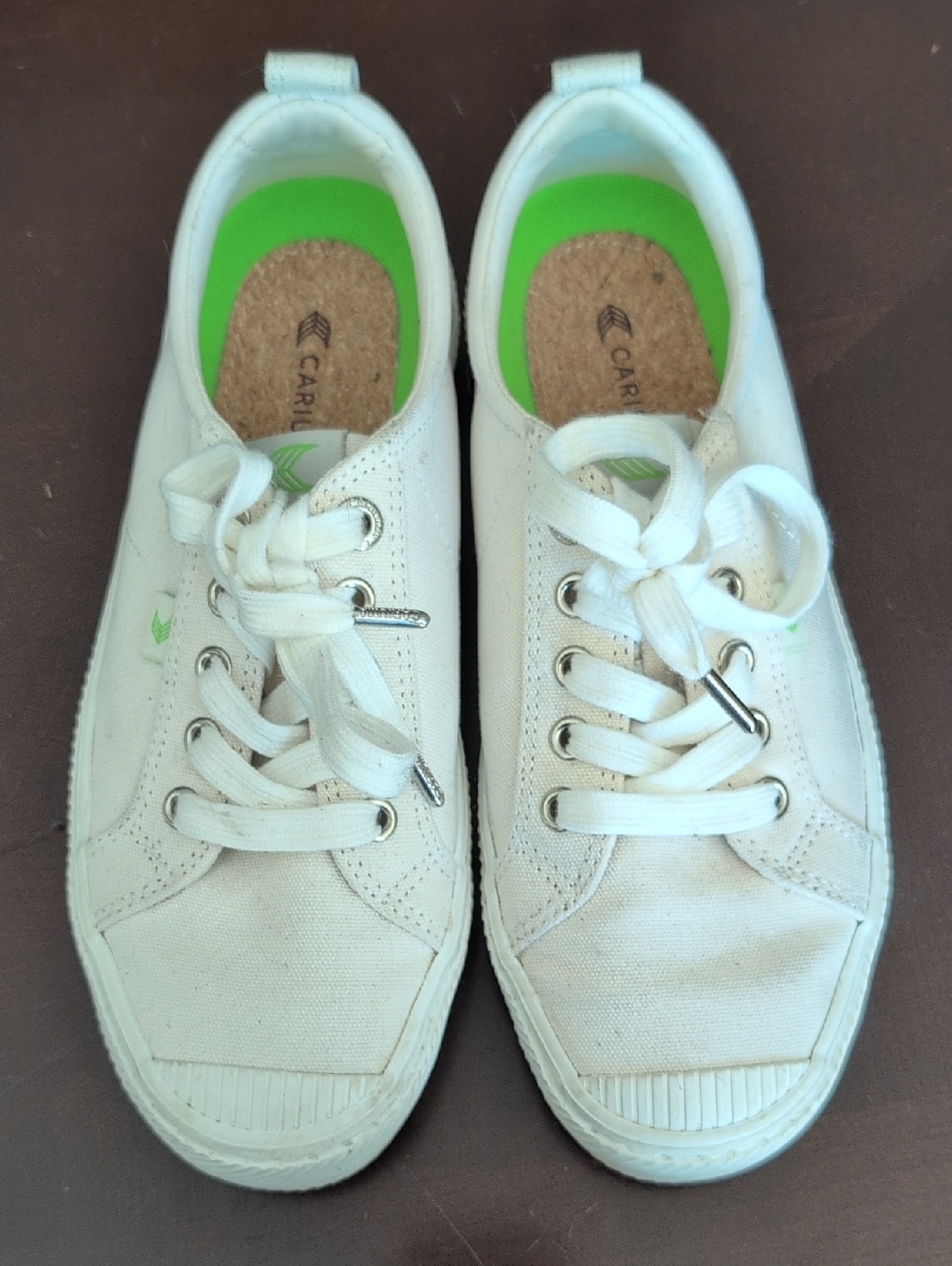 Cariuma White Canvas Sneakers with Green Insoles